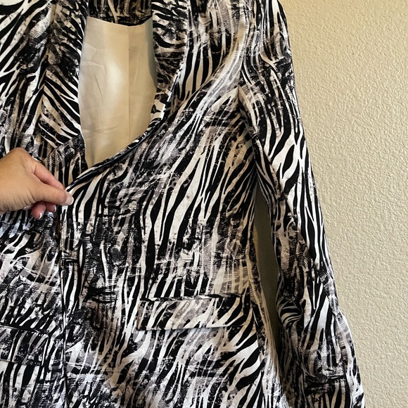 Bebe Zebra Print Open Front Blazer Jacket - Picture 9 of 10